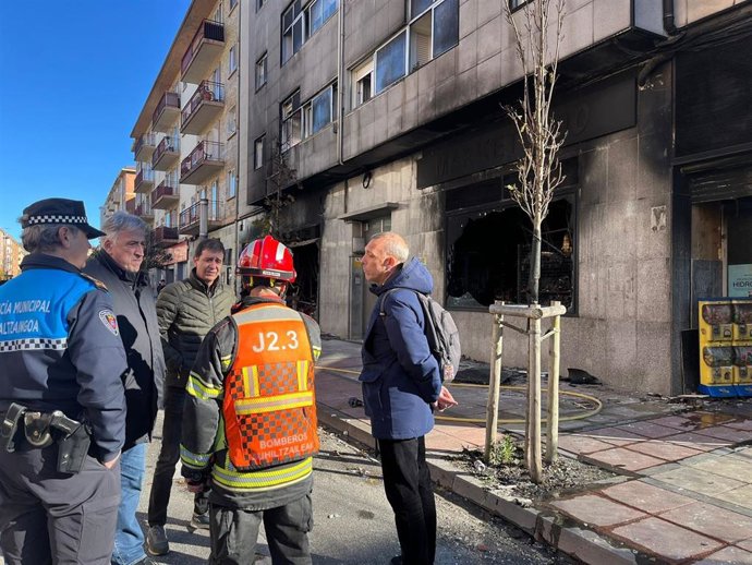 El alcalde de Pamplona en el lugar del incendio.