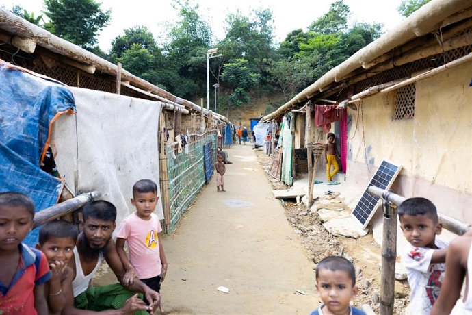Varios niños miran a cámara en la extensión del campo de refugiados número 20, situado en el distrito de Cox's Bazar, Bangladesh.