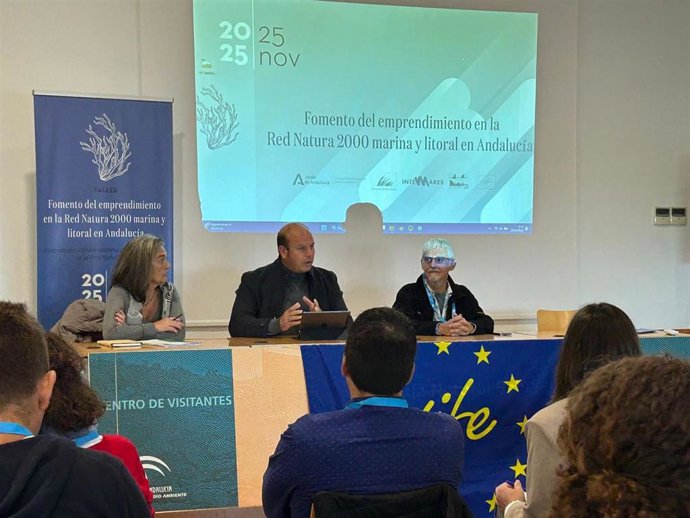 El delegado territorial de de Sostenibilidad y Medio Ambiente en Cádiz, Óscar Curtido, en una jornada sobre emprendimiento en torno a las algas y las salinas celebrado en el centro de visitantes del Parque Natural Bahía de Cádiz.