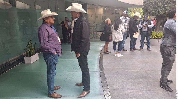 Agricultores y transportistas, impedidos de acercarse a la secretaria Ariadna Montiel tras su comparecencia en el Senado