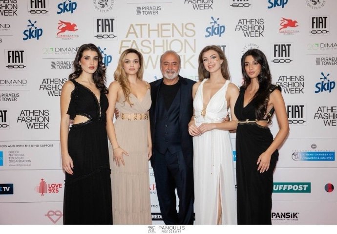Sam Stathis con Miss Grecia, Miss Países Bajos y Miss Italia