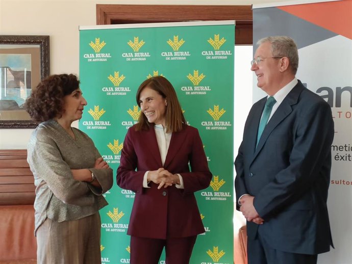 La vicepresidenta de la Comisión Nacional del Mercado de Valores, Paloma Marín, antes de dar la conferencia 'Proyección de los mercados: Horizonte 2026', en Gijón, junto a Pilar Martínez  (Llana Consultores) y Antonio Romero (Caja Rural de Asturias)