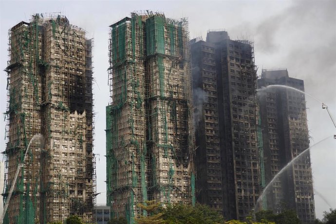 Incendio en varios rascacielos residenciales en el barrio Tai Po de Hong Kong, en China