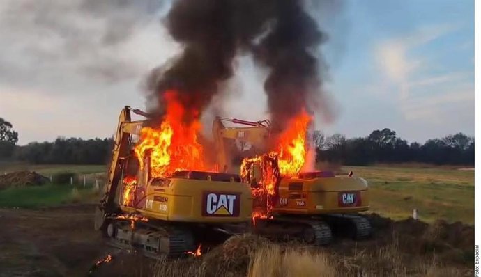 Bloqueos, balazos y quema de maquinaria paralizan autopista Puebla-Tlaxcala por disputa sindical por contratos de obra