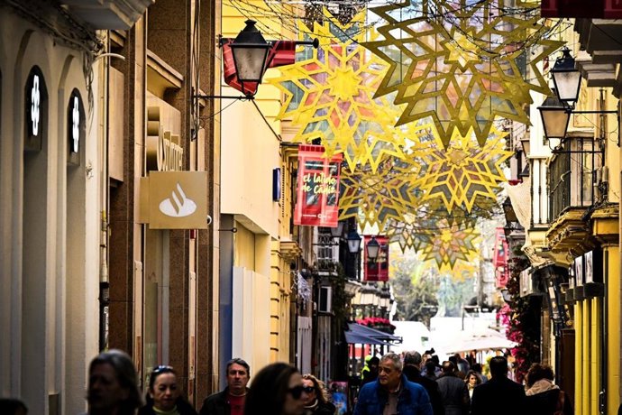 Archivo - Detalle del alumbrado de Navidad de 2024 en la ciudad de Cádiz