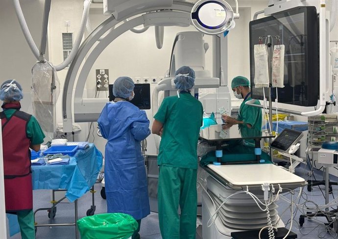 El HUNSC emplea un nuevo dispositivo poco invasivo para el tratamiento de aneurismas intracraneales