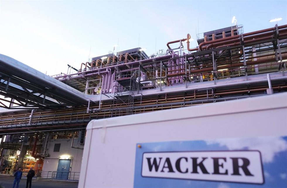 Archivo - FILED - 01 November 2022, Saxony, Nunchritz: A display board with the inscription 'Wacker' can be seen in front of a facility on the Wacker Chemie Nuenchritz site. Profit plummeted in the third quarter for German chemical company Wacker Chemie