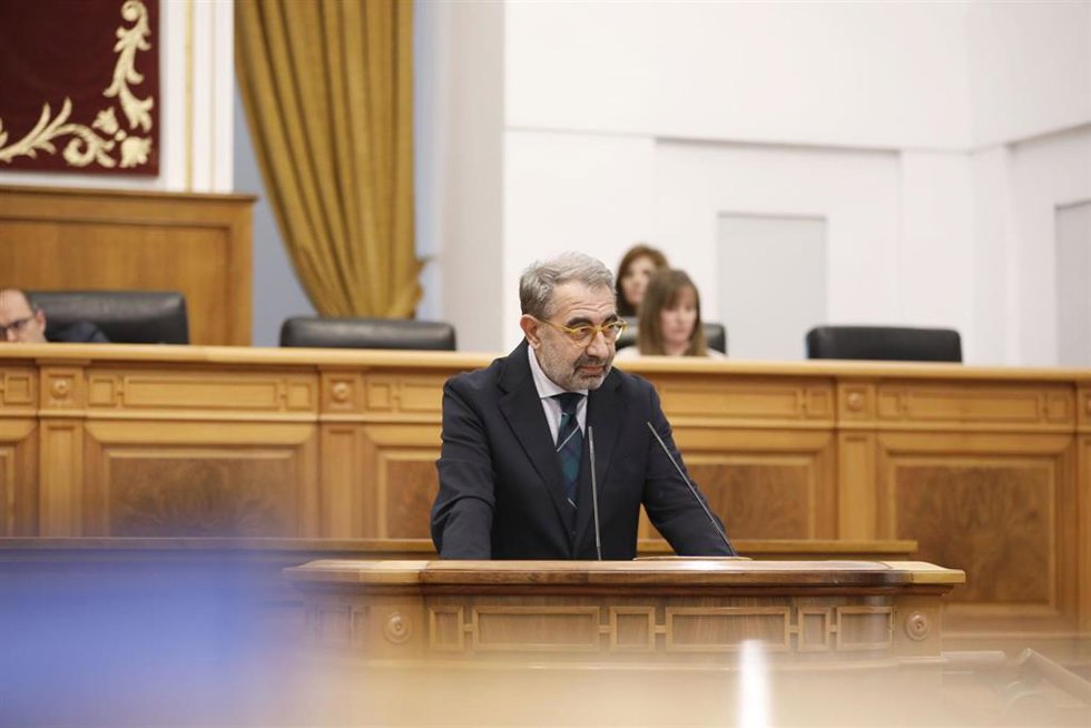 El Consejero De Sanidad, Jesús Fernández Sanz, Interviene, Desde La Tribuna, En El Pleno De Las Cortes De Castilla-La Mancha.