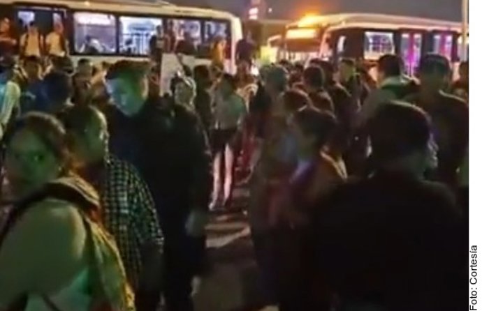 Vecinos de Santa María Tequepexpan bloquean Periférico Sur para exigir estación de Mi Macro Periférico en La Cantera