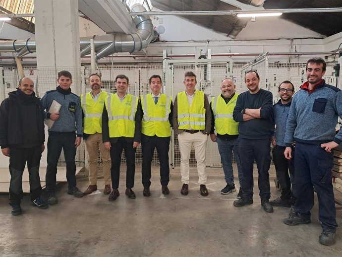 El consejero Irujo y a su derecha el presidente de ANEL, Ignacio Ugalde, y el director general Iñigo Arruti, además de personal de la cooperativa Salcedo Muebles.