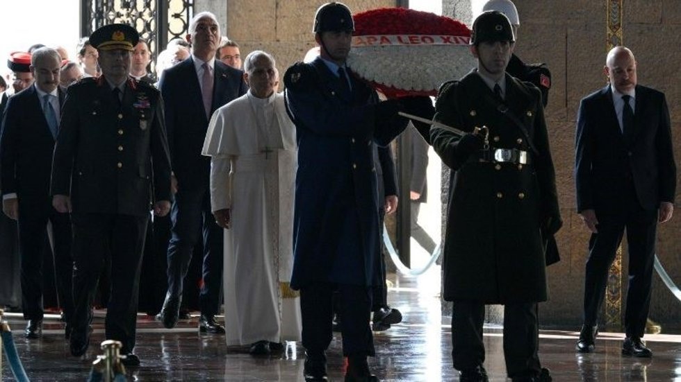 El Papa visita el mausoleo de Ataturk.