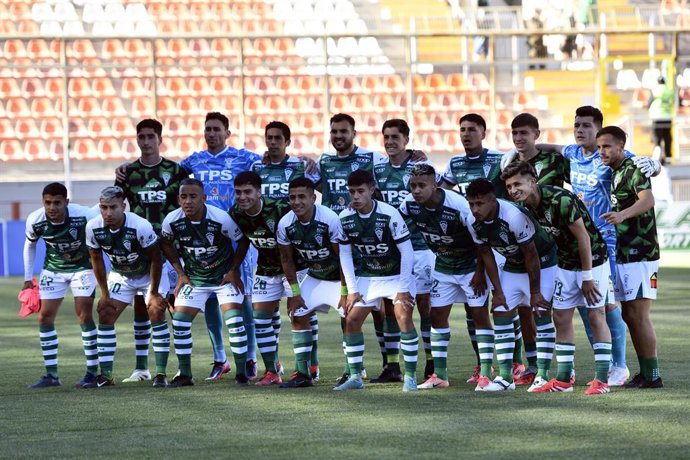 Futbol, Cobreloa vs Santiago Wanderers Liguilla de asceso 2025. Los jugadores de Santiago Wanderers posan para los fotografos antes del partido ante Cobreloa Liguilla de Ascenso Caixun realizado en el estadio Zorro del Desierto Calama,
