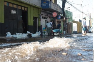 Vecinos de Azcapotzalco permanecen afectados tras megafuga de agua en Patrimonio Familiar; casas y muebles dañados