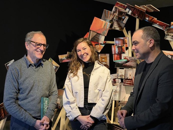 Los artistas junto a una de las instalaciones.