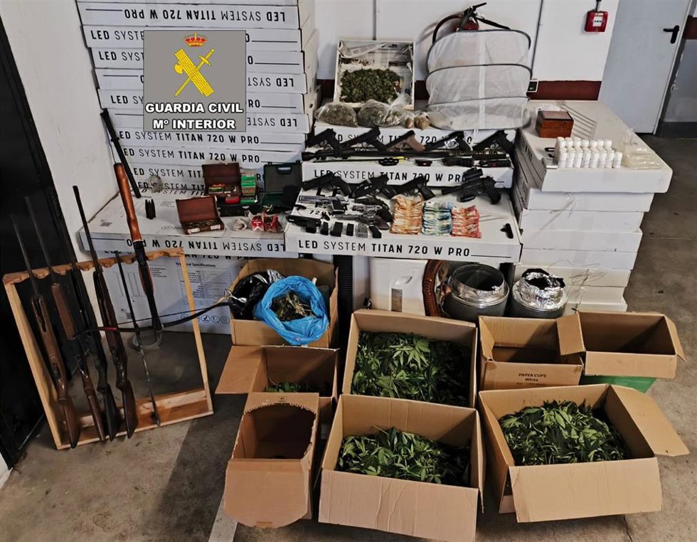 Marihuana, dos carabinas y hasta una ballesta: así es el arsenal descubierto tras un incendio en Selva.