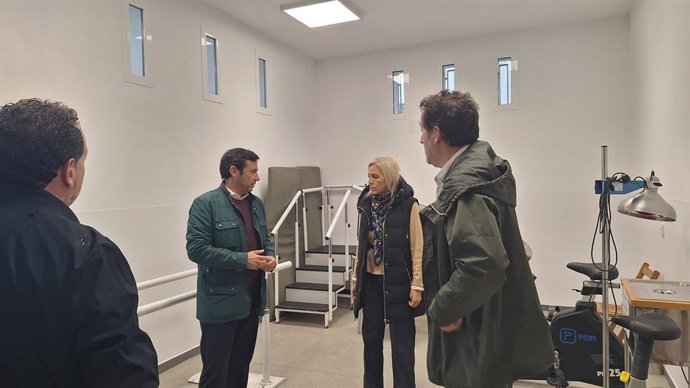 Eva Pajares y Javier Ros en la Fisioterapia de Atención Primaria de Jimena.