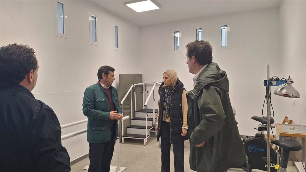Eva Pajares y Javier Ros en la Fisioterapia de Atención Primaria de Jimena.
