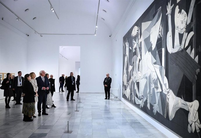 El presidente de Alemania, Frank-Walter Steinmeier, y su esposa, Elke Buedenbender, en el museo Reina Sofía de Madrid ante el cuadro de 'Guernica' de Picasso