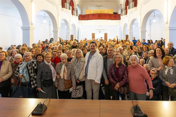 El delegado de Derechos Sociales del Ayuntamiento de Sevilla, José Luis García, en la presentación de los talleres para mayores.
