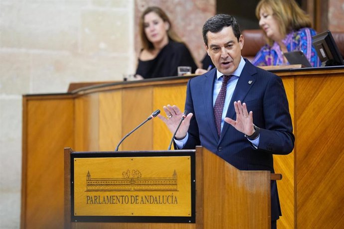 El presidente de la Junta de Andalucía, Juanma Moreno en su turno de réplica a la portavoz parlamentaria del PSOE-A, María Márquez, en el transcurso del Debate de la Comunidad Autónoma de la actual legislatura. A 27 de noviembre de 2025 en Sevilla (Andalu