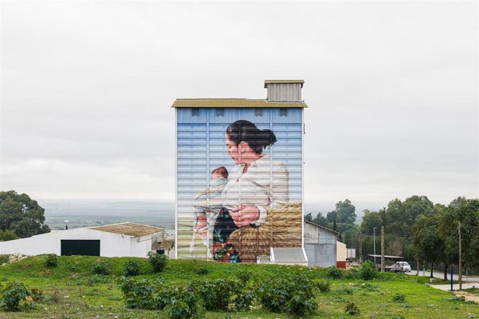 Archivo - Sevilla.-Virginia Bersabé dedica un mural en El Viso del Alcor a la mujer recovera dentro del proyecto 'Plazes-24'