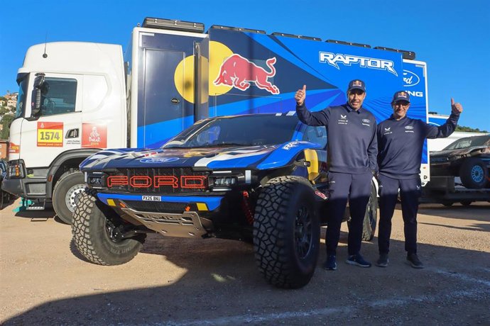 Los pilotos españoles Nani Roma y Álex Haro delante del Ford con el que correrán el Rally Dakar 2026