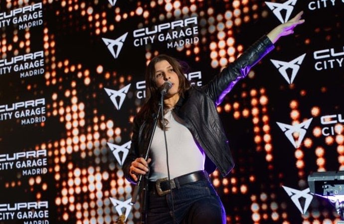 Ona Mafalda asume la dirección creativa de la Navidad del Cupra City Garage Madrid