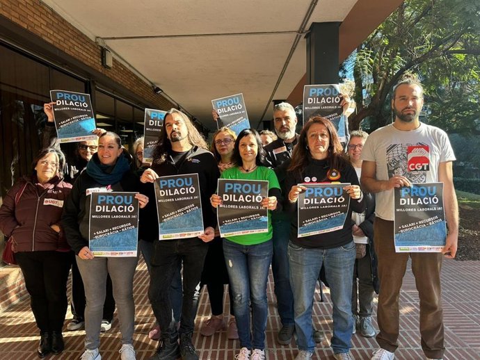 Representantes sindicales este jueves por la mañana ante la Conselleria