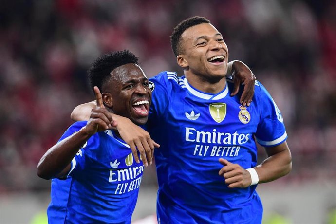 Los jugadores del Real Madrid Kylian Mbappe y Vinicius Júnior celebran uno de los tantos contra Olympiacos en Atenas en partido de la Liga de Campeones 2025-26.