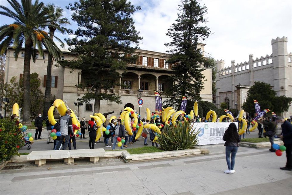 Archivo - Un grupo de personas con una pancarta de Unisep participa en una concentración frente al Consolat del Mar.