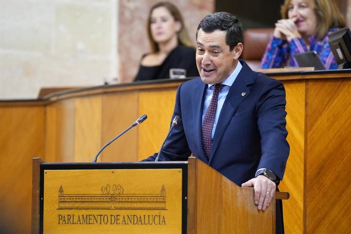 El presidente de la Junta de Andalucía, Juanma Moreno en su turno de réplica a la portavoz parlamentaria del PSOE-A, María Márquez, en el transcurso del Debate de la Comunidad Autónoma de la actual legislatura. A 27 de noviembre de 2025 en Sevilla (Andalu