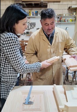 María Dolores Gálvez, en una visita al taller del maestro artesano Santiago Valverde, en Santa Eufemia.