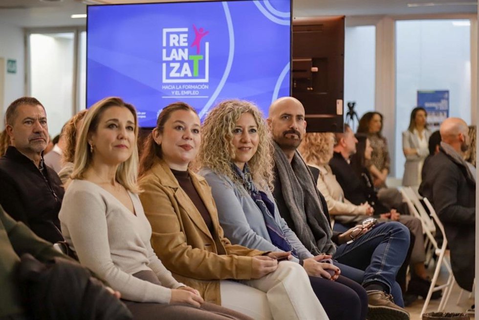 Sevilla.-Alcalá de Guadaíra presenta la segunda edición del programa de empleo 'RelanzaT' que atenderá a 800 personas