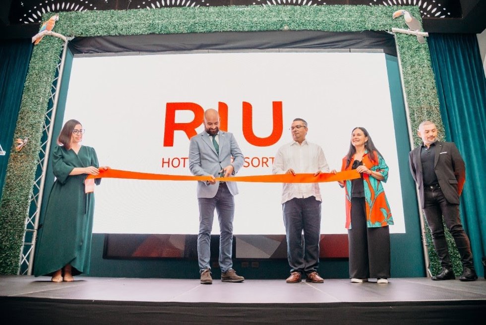 Joan Trian Riu, consejero directivo de RIU Hotels, realizó el corte de listón de reinauguración del Riu Guanacaste junto a Gustavo Alvarado, director de Competitividad y Sostenibilidad Turística del  ICT, y Maritza Hernández, presidenta de la UCCAEP