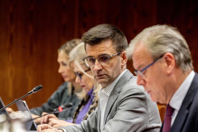 El Presidente del Consejo de Administración de la Corporación RTVE, José Pablo López (c), comparece ante la Comisión Mixta de Control Parlamentario de la Corporación RTVE y sus Sociedades en el Senado, a 27 de noviembre de 2025, en Madrid (España). López 