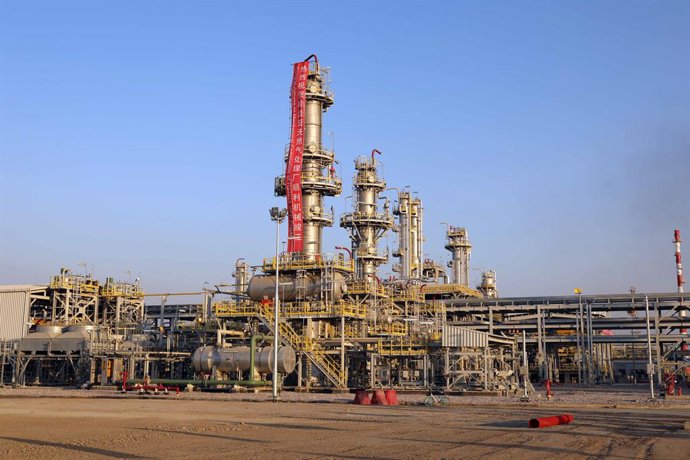 Archivo - BAGHDAD, Oct. 16, 2023 -- Esta foto tirada em 28 de setembro de 2023 mostra a usina de processamento de gás de Halfaya no campo de petróleo de Halfaya, na província de Maysan, no Iraque. As empresas de energia chinesas concluíram o trabalho mecâ