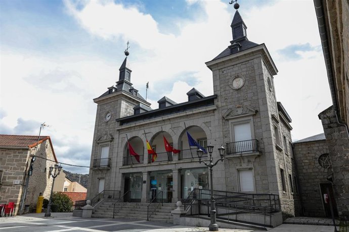 Archivo - Plaza del Ayuntamiento de Alpedrete