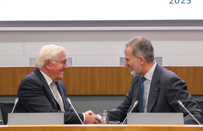 El Rey Felipe VI (i) y el presidente alemán, Frank Walter Steinmeier (d), durante la apertura del XI Foro Hispano-Alemán, en la sede de la CEOE, a 27 de noviembre de 2025, en Madrid (España). El presidente alemán, Frank Walter Steinmeier, inició ayer, 26 
