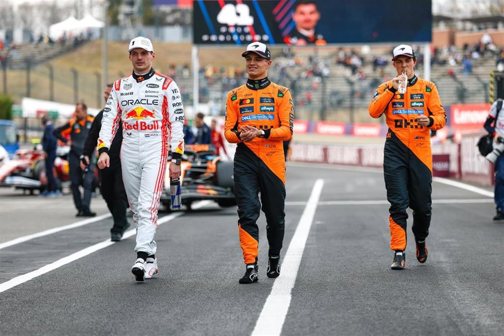 Archivo - De izquierda a derecha, el piloto neerlandés Max Verstappen (Red Bull), el británico Lando Norris (McLaren) y el australiano Oscar Piastri (McLaren), en el GP de Japón 2025.