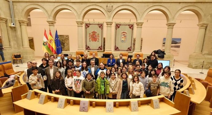 Fernández Cornago transmite a los jóvenes que "lo que pensáis y sentís importa"; "Vuestras ideas mejoran La Rioja"