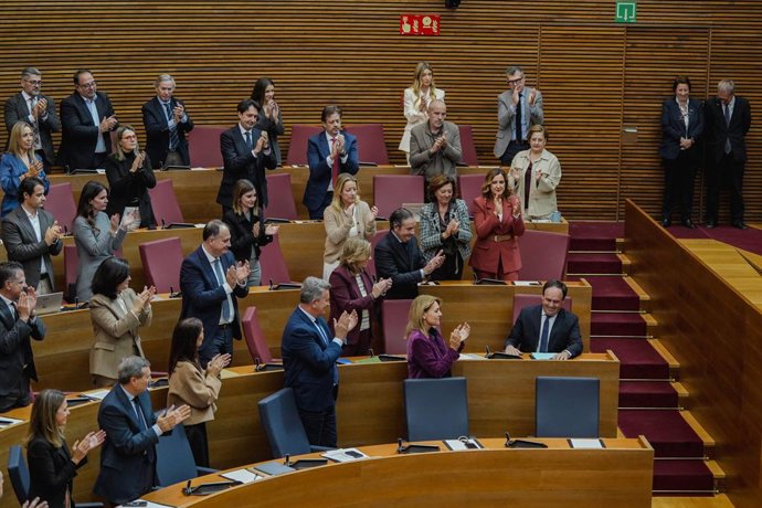 El secretari general del PP de la Comunitat Valenciana i candidat del PP a la investidura, Juanfran Pérez Llorca (d)