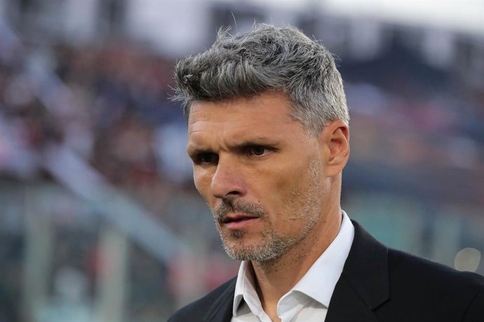 Futbol, Colo Colo vs Union La Calera Fecha 28, Liga de primera 2025. El entrenador de Colo Colo Fernando Ortiz es fotografiado durante un partido de primera division contra Union La Calera disputado en el estadio Monumental en Santiago,