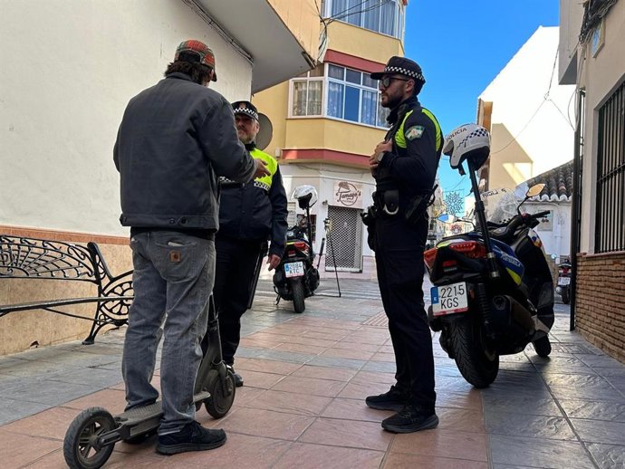Dos agentes de Policía Local durante un control de patinetes en Fuengirola