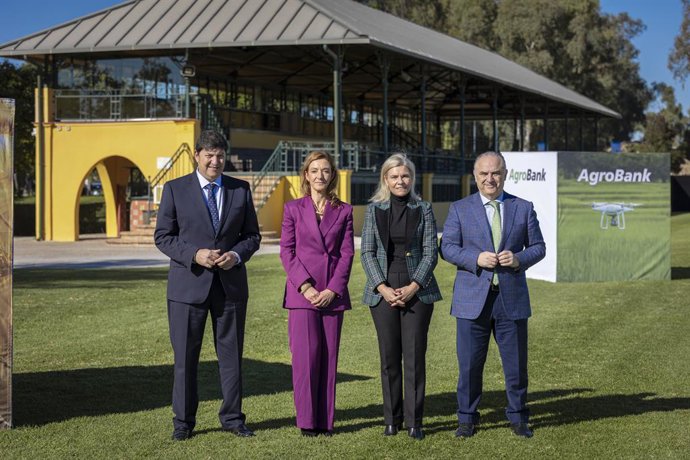 CaixaBank analiza el presente y futuro de la PAC en un encuentro con empresarios agrarios andaluces.