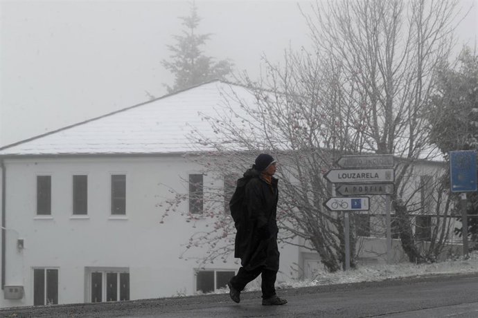 Montañistas durante la nevada en Pedrafita, a 20 de noviembre de 2025, en Lugo, Galicia (España). 