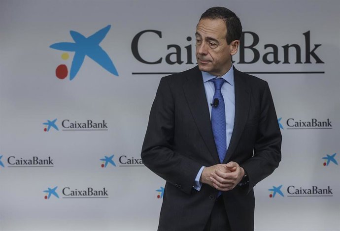 Archivo - El consejero delegado de CaixaBank, Gonzalo Gortázar, presenta a los medios de comunicación los resultados de la entidad correspondientes al ejercicio 2024, en la sede de Caixabank, a 30 de enero de 2025, en Valencia, Comunidad Valenciana (Españ