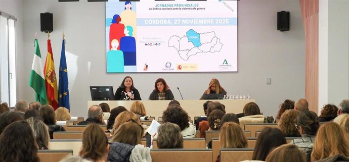 Botella (al fondo, centro), en la presentación de las Jornadas Provinciales de Ámbito Sanitario ante la Violencia de Género.