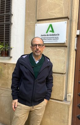 Antonio Ruiz, ante la la Delegación Territorial de Inclusión Social de la Junta en Córdoba.