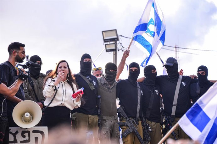 Archivo - July 29, 2024, Kfar Yona, Israel: Knesset member Revital ''Tally'' Gotliv gives a supportive speech for the '100 force' reservists detainees as their friends from the unit stand next to her armed and masked. Israeli right-wing activists demonstr