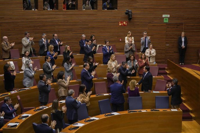El ex presidente de la Generalitat valenciana, Carlos Mazón (1 fila, d), y el nuevo presidente de la Comunitat Valenciana, Juanfran Pérez Llorca (2 fila, d), durante el debate de investidura del nuevo president de la Generalitat, en Les Corts Valencianes